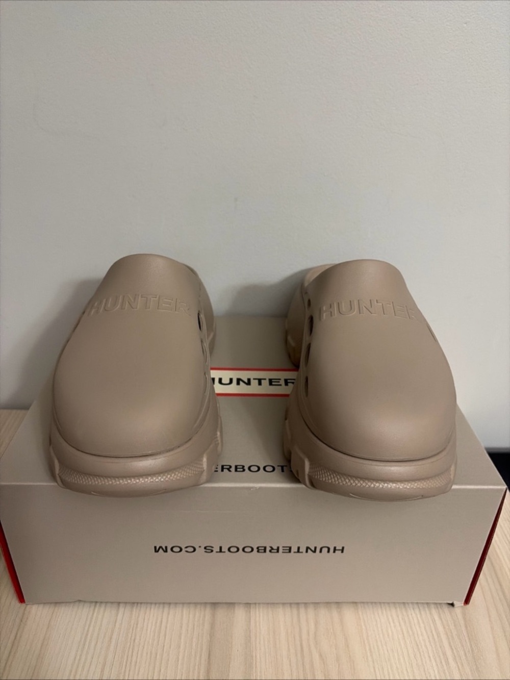 HUNTER Women’s New! Bryce beige clogs size 9 - Picture 2 of 8